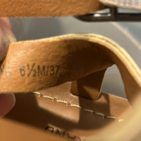 NWOB Lucky Brand Barra Gladiator Flat Sandal Dusty Sand Faux Leather Size 6.5 - Picture 7 of 8